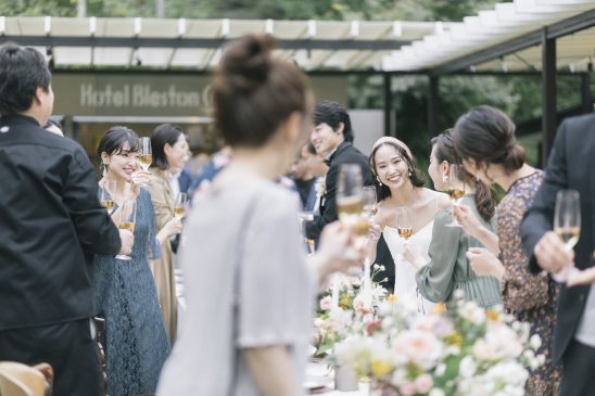 写真:結婚式に呼ぶ友達の人数はどう決める?迷わないためのリストアップ方法や、少人数・呼ばない場合の決め方