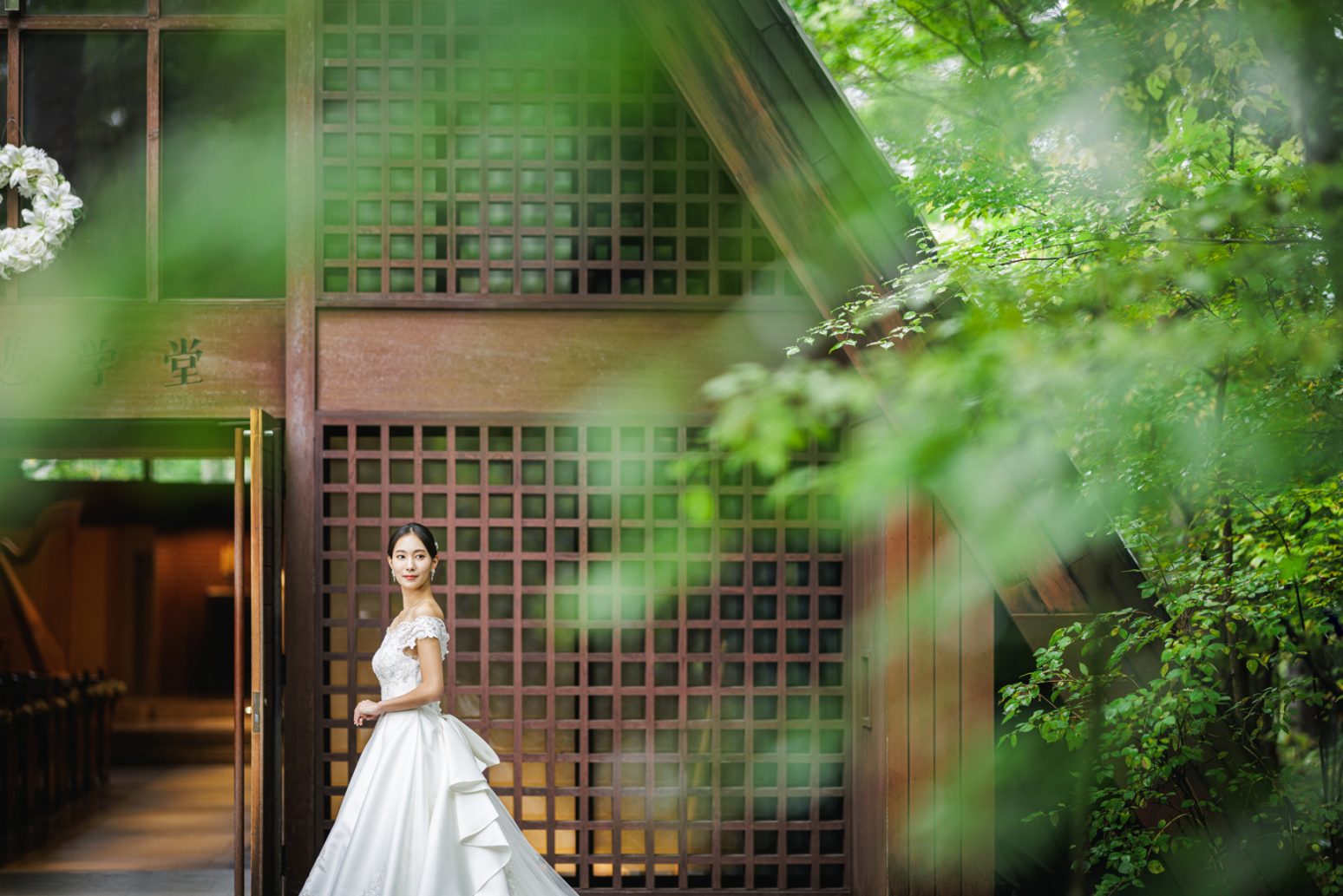 写真:【最新版】ウエディングドレス全種類から運命の一着を見つける方法!ライン・生地、袖・胸元の形を比べてみよう
