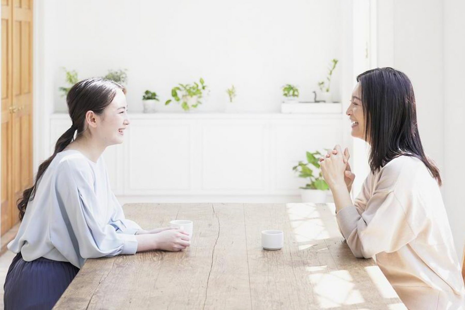 写真：友達への結婚報告はタイミングと伝え方が命！心から祝福されるマナーとLINEやはがきで使える例文集