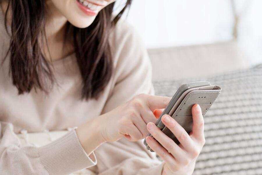 写真：【例文付き】結婚報告はインスタグラムでもOK？迷いがちな範囲や、好印象なSNS投稿マナー・タイミングを解説