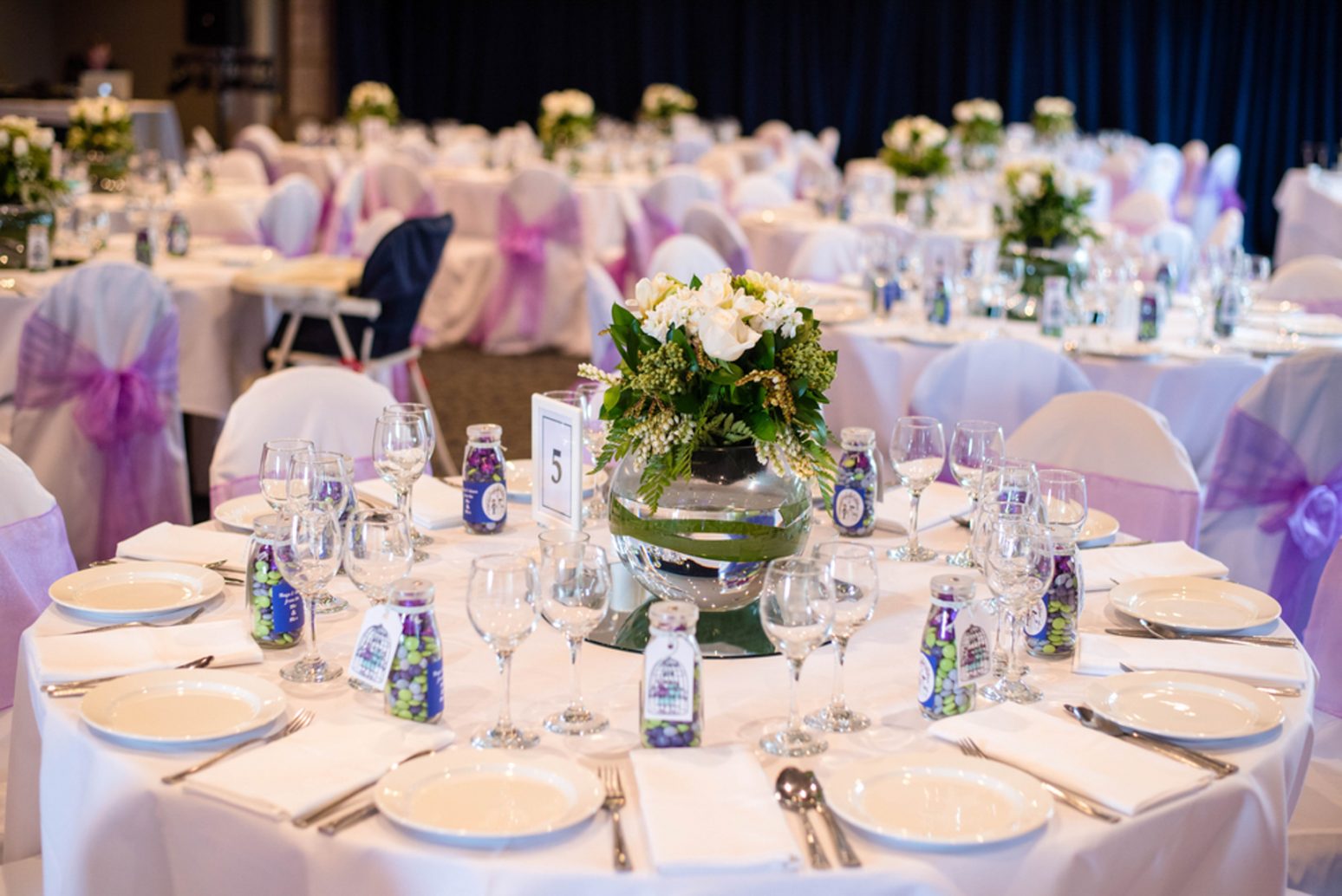 写真：結婚式の費用相場は人数でどう変わる？30名の少人数・50名の中人数・100名の大人数婚を徹底比較