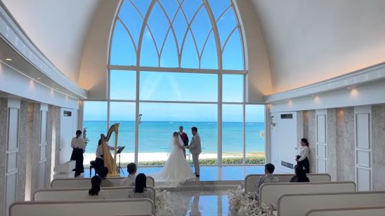 写真：【SanLet’sで挙式配信実録レポート⑥】「沖縄の青い海を背景に家族旅行を兼ねたリゾート挙式。ライブ配信で遠く離れた祖父母や海外の親族へ晴れ姿を届けられました」Sさん